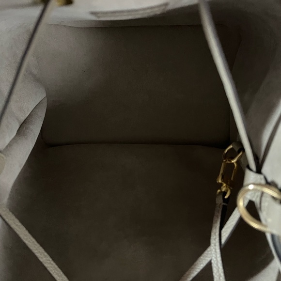 Brand New Louis Vuitton 2021 NéoNoé MM45555 Bicolor Monogram Empreint Dove/Cream - Picture 13 of 13